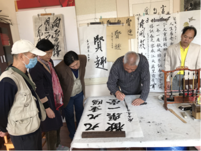 翰墨飄香慶重陽(yáng) 鄰里共敘敬老情——管城區(qū)蓉灣社區(qū)舉辦“九九重陽(yáng)節(jié) 書法展風(fēng)采”書法交流會(huì)暨教育咨詢服務(wù)活動(dòng)